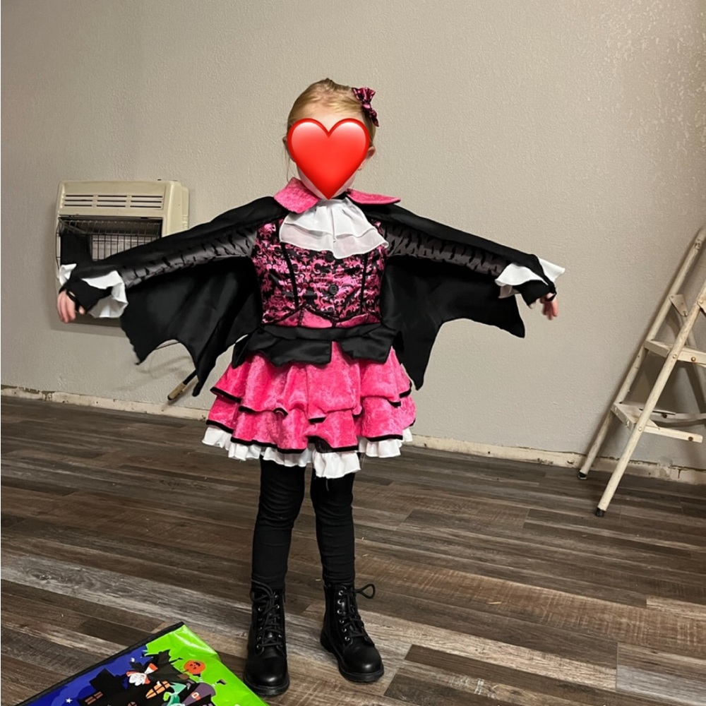 VAMPIRE COSTUME SIZE 4T WORN ONLY ONCE FOR A FEW HOURS